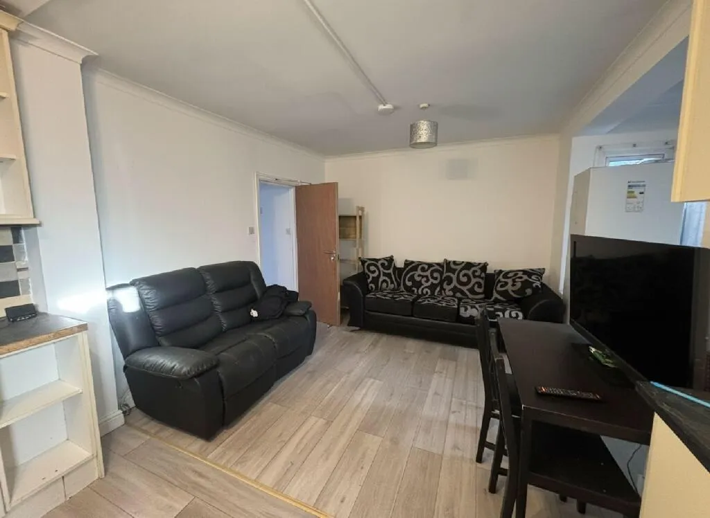 Beeston Road: 4 Bed, 2 Bath 26/27 NG7 2JQ - Image 1
